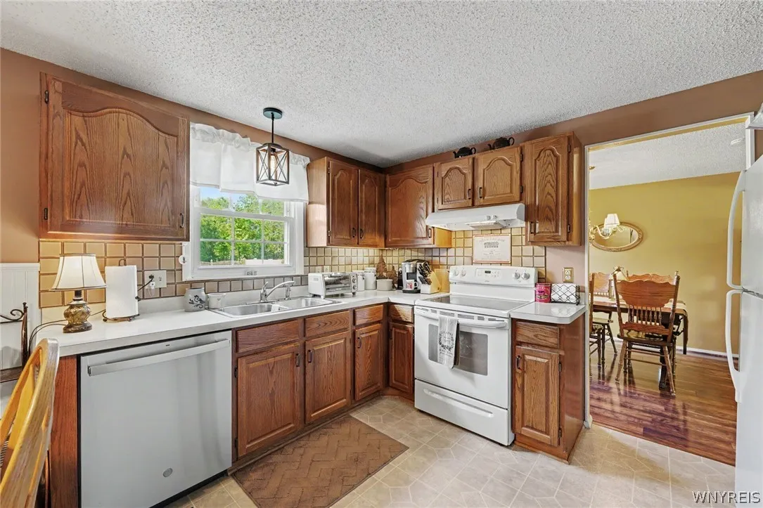 8 Vermont Place, West Seneca, New York 14224, West Seneca, New York 14224, 3 Bedrooms Bedrooms, 6 Rooms Rooms,1 BathroomBathrooms,Residential,For Sale,8 Vermont Place, West Seneca, New York 14224,0,B1683016