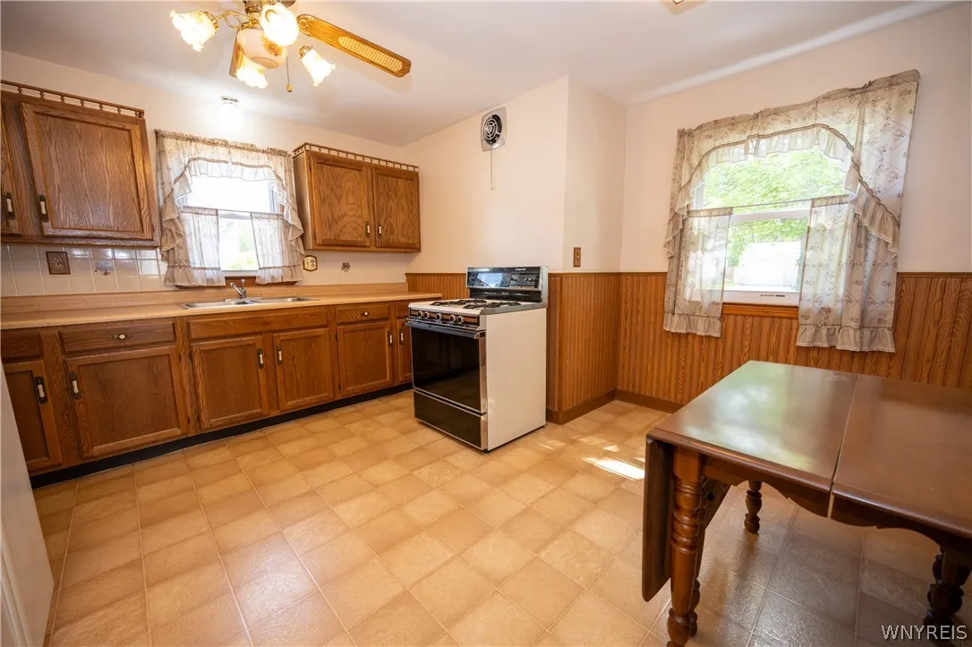 44 Warren Avenue, West Seneca, New York 14224, West Seneca, New York 14224, 4 Bedrooms Bedrooms, 7 Rooms Rooms,1 BathroomBathrooms,Residential,For Sale,44 Warren Avenue, West Seneca, New York 14224,0,B1685312