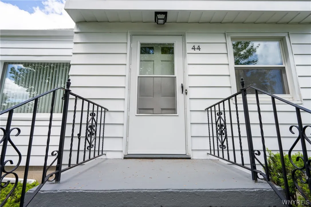 44 Warren Avenue, West Seneca, New York 14224, West Seneca, New York 14224, 4 Bedrooms Bedrooms, 7 Rooms Rooms,1 BathroomBathrooms,Residential,For Sale,44 Warren Avenue, West Seneca, New York 14224,0,B1685312