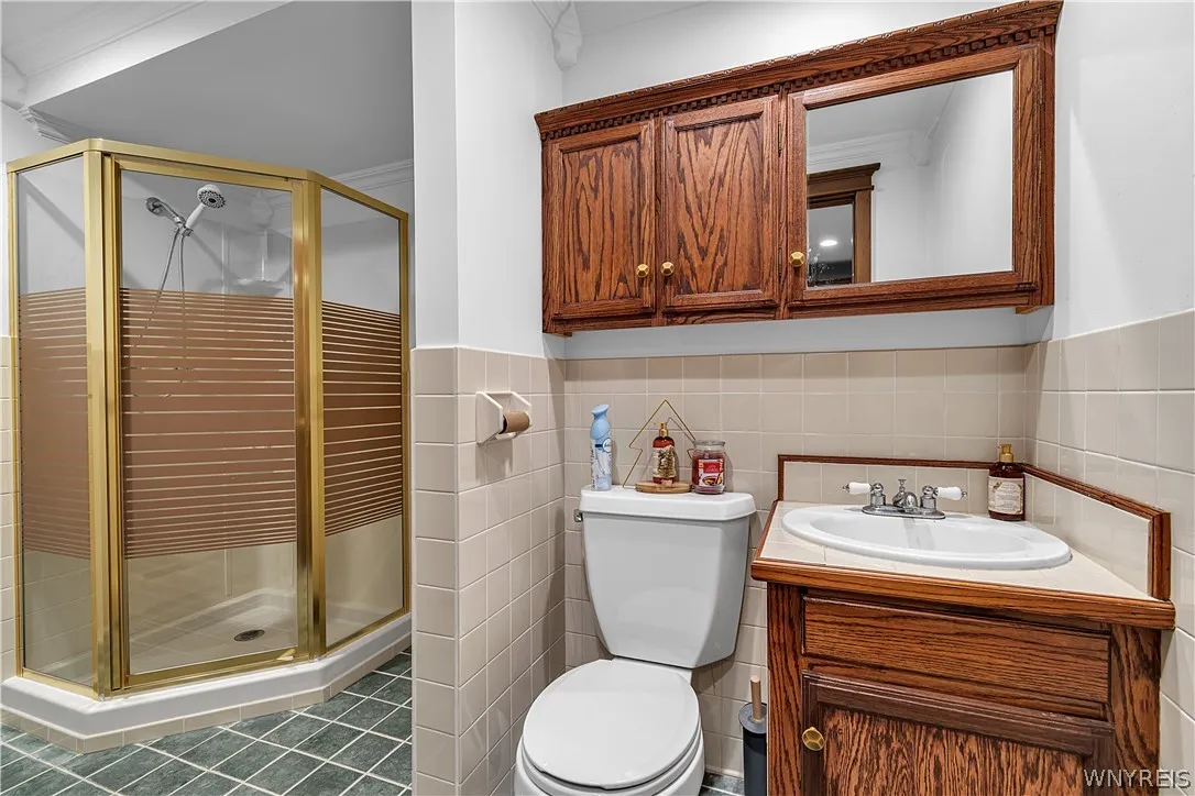 2nd Full Bath 1st Floor off of Kitchen