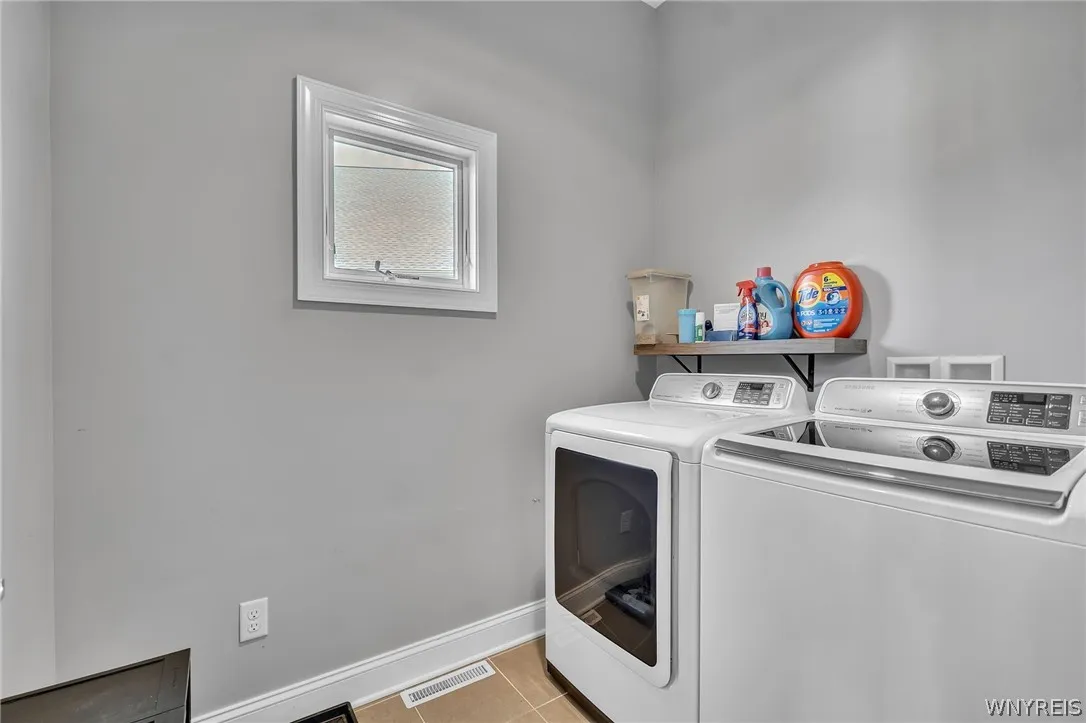 5687 Creekwood Court West, Clarence, New York 1405, Clarence, New York 14051, 3 Bedroom Bedrooms, 8 Room Rooms,2 BathroomBathrooms,Residential,Closed,5687 Creekwood Court West, Clarence, New York 1405,0,B1685867