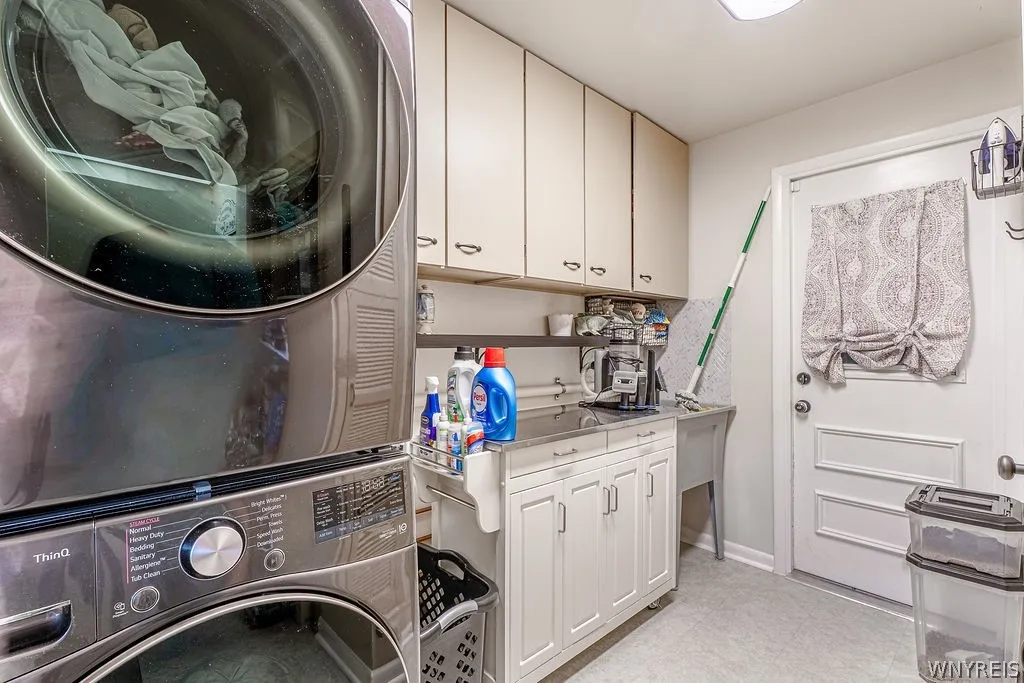 160 Kirkwood Court, West Seneca, New York 14224, West Seneca, New York 14224, 4 Bedrooms Bedrooms, 9 Rooms Rooms,2 BathroomsBathrooms,Residential,For Sale,160 Kirkwood Court, West Seneca, New York 14224,0,B1687543
