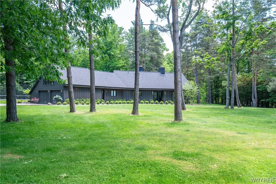 11 Chase Road, Orchard Park, New York 14127, Orchard Park, New York 14127, 3 Bedrooms Bedrooms, 12 Rooms Rooms,2 BathroomsBathrooms,Residential Lease,For Rent,11 Chase Road, Orchard Park, New York 14127,0,B1689148
