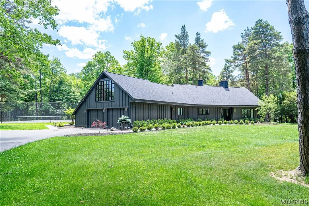 11 Chase Road, Orchard Park, New York 14127, Orchard Park, New York 14127, 3 Bedrooms Bedrooms, 12 Rooms Rooms,2 BathroomsBathrooms,Residential Lease,For Rent,11 Chase Road, Orchard Park, New York 14127,0,B1689148