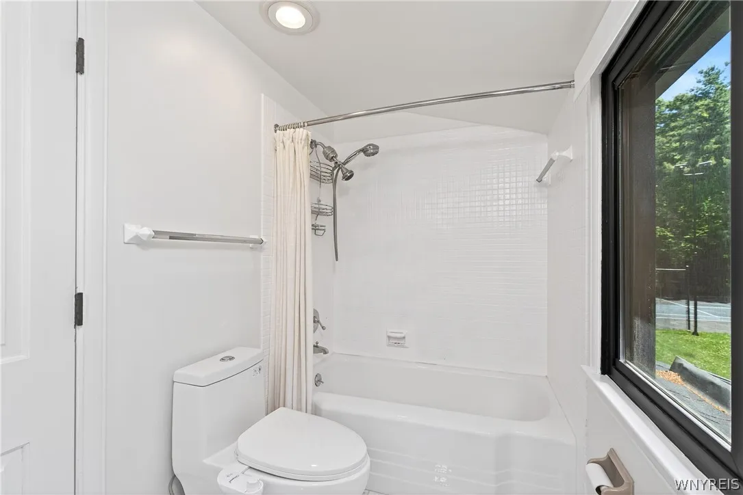 11 Chase Road, Orchard Park, New York 14127, Orchard Park, New York 14127, 3 Bedrooms Bedrooms, 12 Rooms Rooms,2 BathroomsBathrooms,Residential Lease,For Rent,11 Chase Road, Orchard Park, New York 14127,0,B1689148