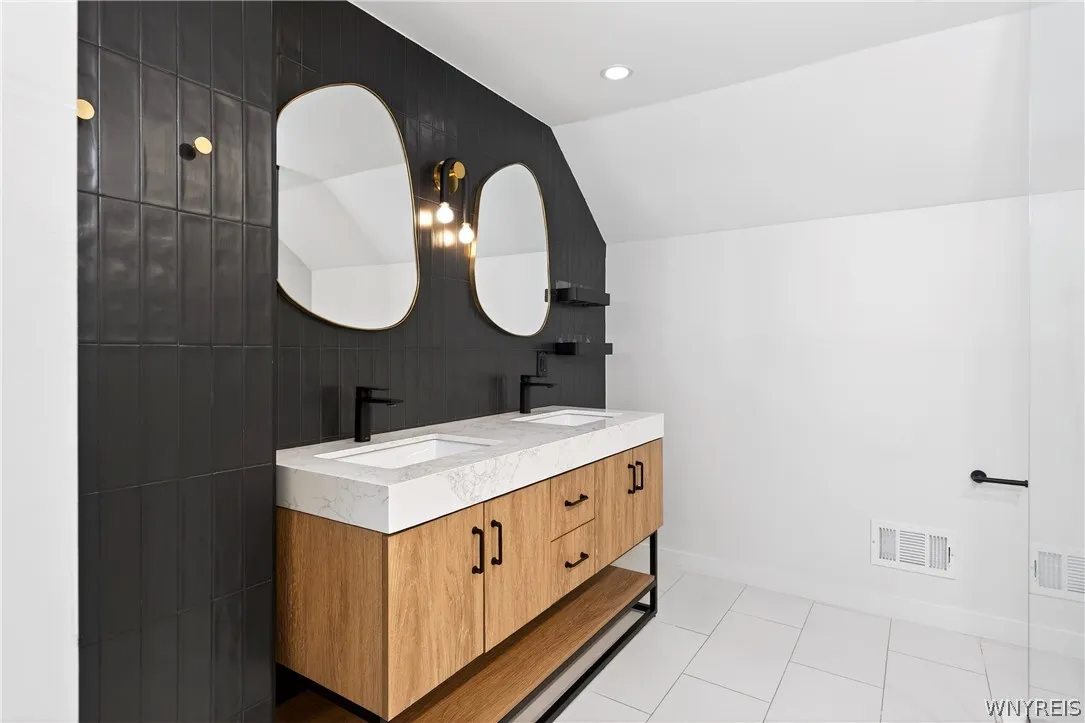 11 Chase Road, Orchard Park, New York 14127, Orchard Park, New York 14127, 3 Bedrooms Bedrooms, 12 Rooms Rooms,2 BathroomsBathrooms,Residential Lease,For Rent,11 Chase Road, Orchard Park, New York 14127,0,B1689148