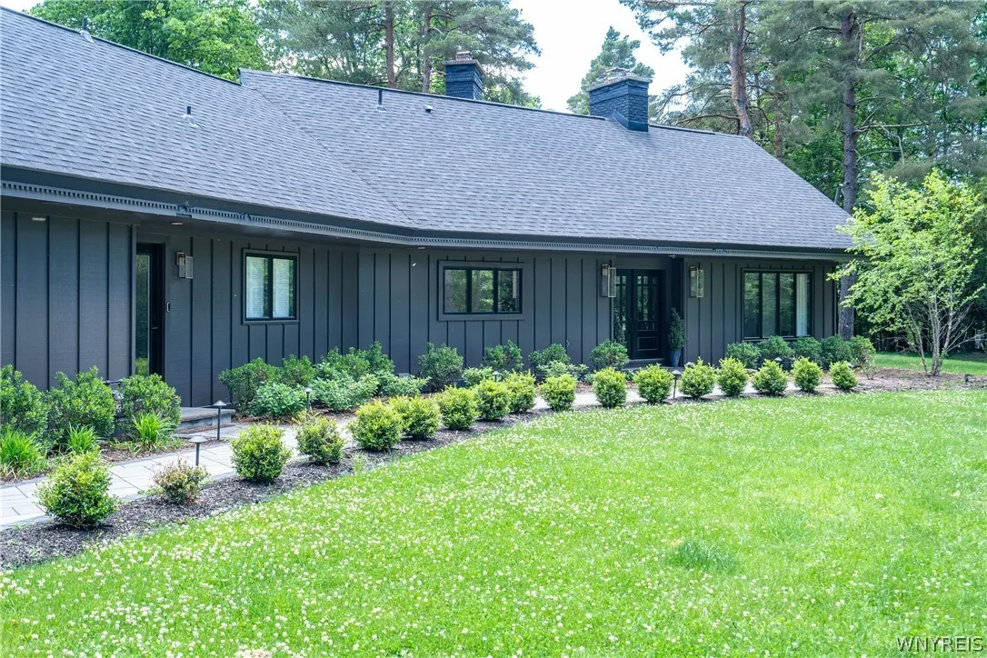 11 Chase Road, Orchard Park, New York 14127, Orchard Park, New York 14127, 3 Bedrooms Bedrooms, 12 Rooms Rooms,2 BathroomsBathrooms,Residential Lease,For Rent,11 Chase Road, Orchard Park, New York 14127,0,B1689148