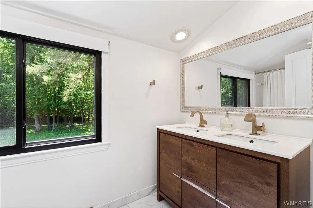 11 Chase Road, Orchard Park, New York 14127, Orchard Park, New York 14127, 3 Bedrooms Bedrooms, 12 Rooms Rooms,2 BathroomsBathrooms,Residential Lease,For Rent,11 Chase Road, Orchard Park, New York 14127,0,B1689148