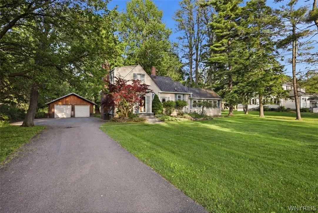 4695 Harris Hill Road, Clarence, New York 14221, Clarence, New York 14221, 4 Bedrooms Bedrooms, 7 Rooms Rooms,1 BathroomBathrooms,Residential,For Sale,4695 Harris Hill Road, Clarence, New York 14221,0,B1688959