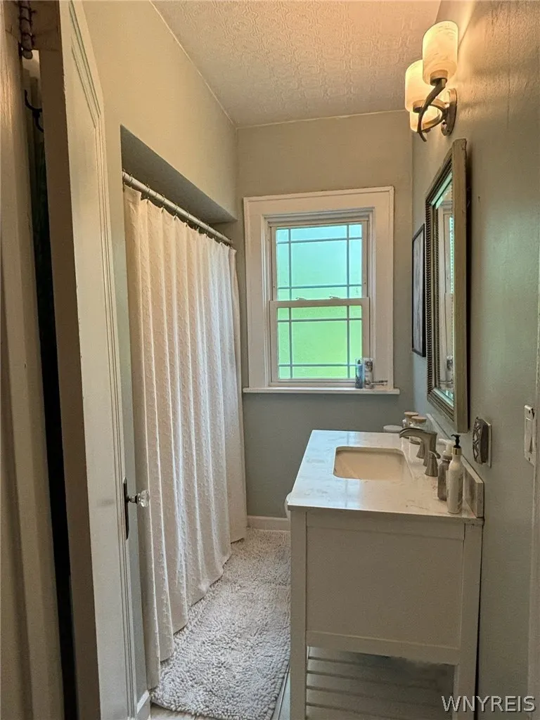 4695 Harris Hill Road, Clarence, New York 14221, Clarence, New York 14221, 4 Bedrooms Bedrooms, 7 Rooms Rooms,1 BathroomBathrooms,Residential,For Sale,4695 Harris Hill Road, Clarence, New York 14221,0,B1688959