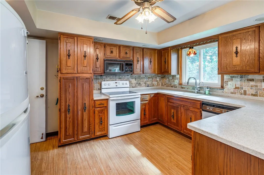 74 Tarwood Drive, Gates, New York 14606, Gates, New York 14606, 2 Bedrooms Bedrooms, 5 Rooms Rooms,1 BathroomBathrooms,Residential,For Sale,74 Tarwood Drive, Gates, New York 14606,0,R1689536