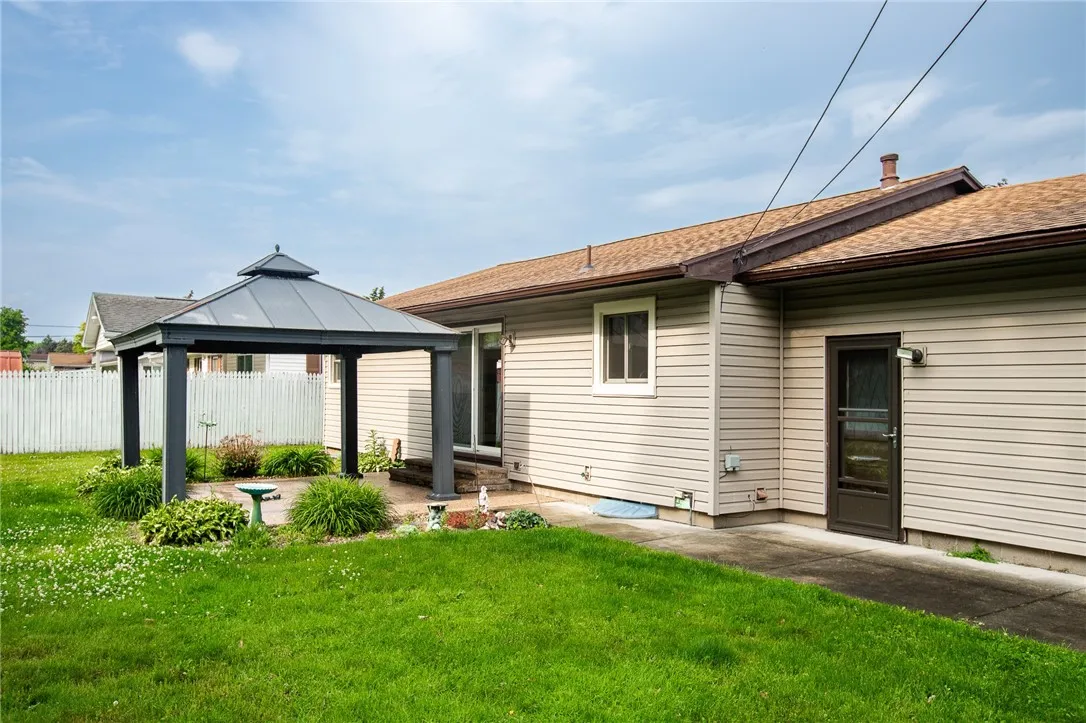 74 Tarwood Drive, Gates, New York 14606, Gates, New York 14606, 2 Bedrooms Bedrooms, 5 Rooms Rooms,1 BathroomBathrooms,Residential,For Sale,74 Tarwood Drive, Gates, New York 14606,0,R1689536