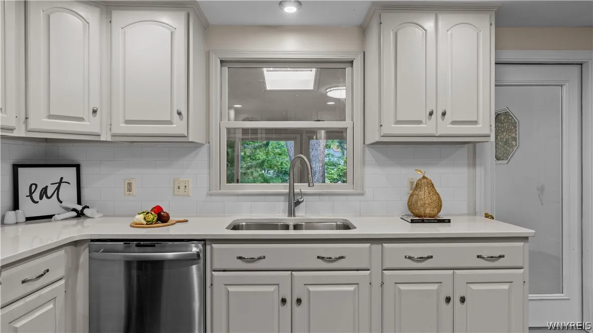 6 Stonehenge Court, Orchard Park, New York 14127, Orchard Park, New York 14127, 4 Bedrooms Bedrooms, 9 Rooms Rooms,2 BathroomsBathrooms,Residential,For Sale,6 Stonehenge Court, Orchard Park, New York 14127,0,B1690101