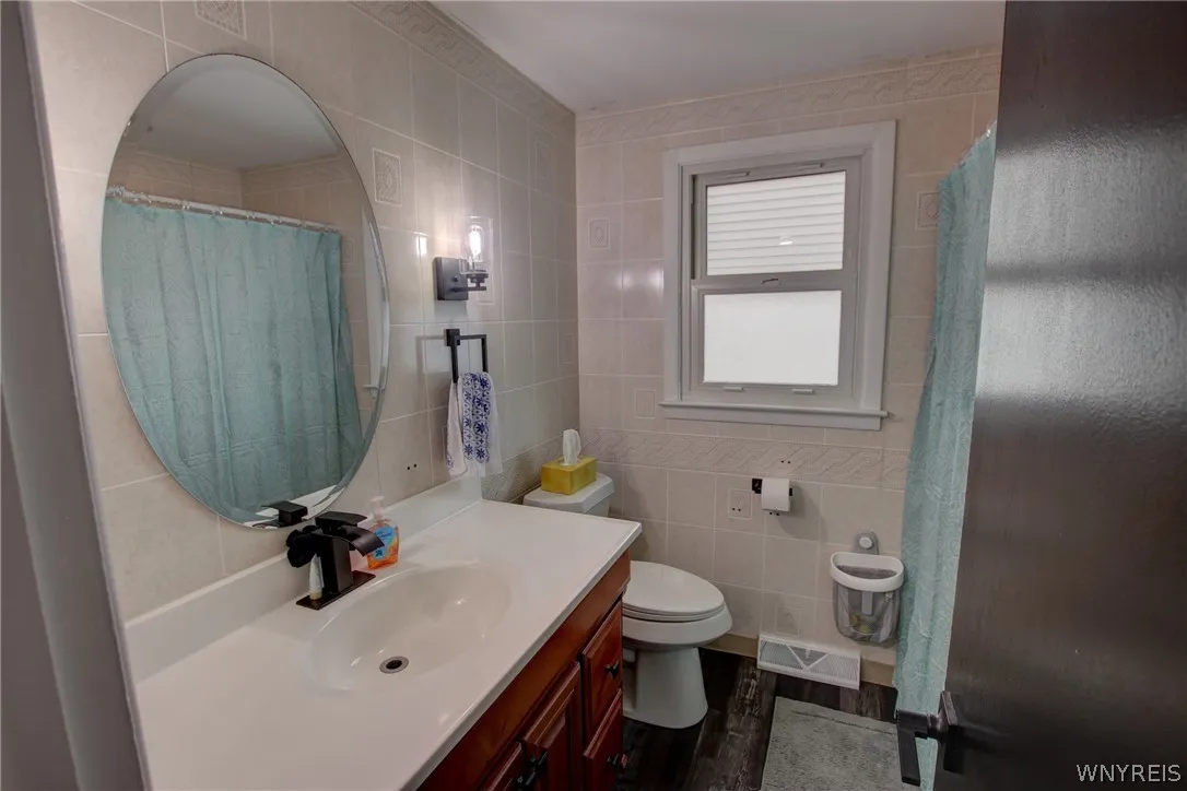 5365 Lake Avenue, Orchard Park, New York 14127, Orchard Park, New York 14127, 3 Bedrooms Bedrooms, 7 Rooms Rooms,1 BathroomBathrooms,Residential,For Sale,5365 Lake Avenue, Orchard Park, New York 14127,0,B1690182