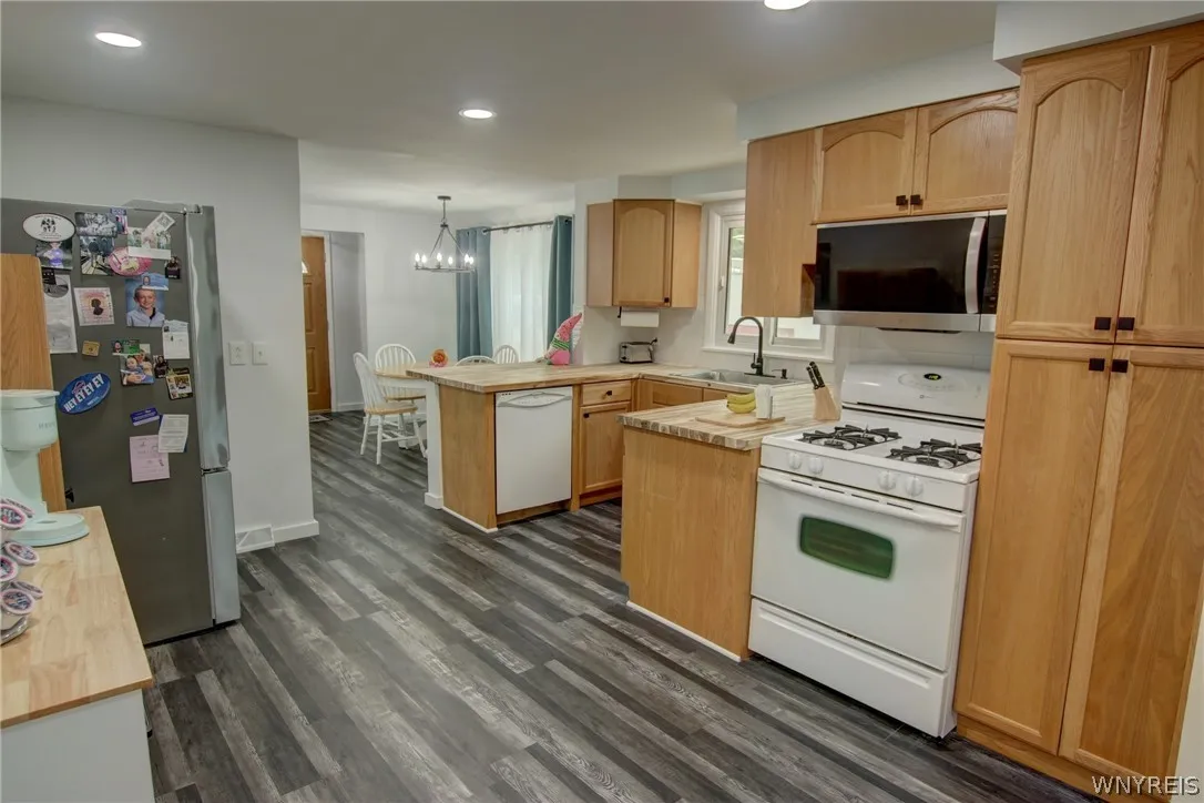 5365 Lake Avenue, Orchard Park, New York 14127, Orchard Park, New York 14127, 3 Bedrooms Bedrooms, 7 Rooms Rooms,1 BathroomBathrooms,Residential,For Sale,5365 Lake Avenue, Orchard Park, New York 14127,0,B1690182