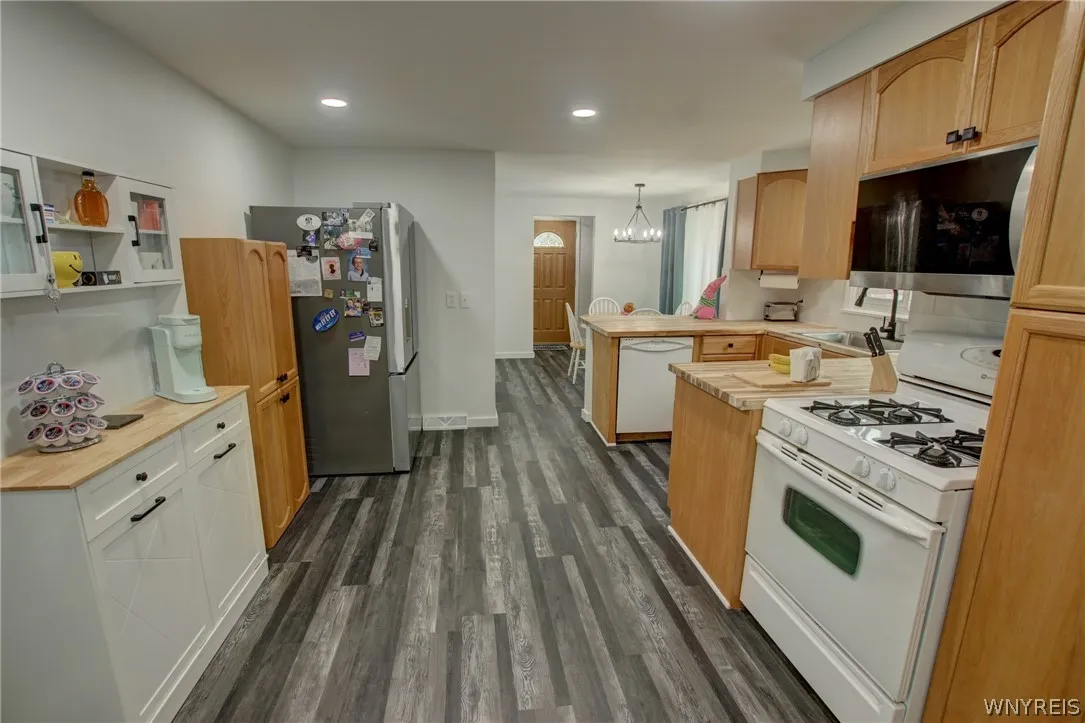 5365 Lake Avenue, Orchard Park, New York 14127, Orchard Park, New York 14127, 3 Bedrooms Bedrooms, 7 Rooms Rooms,1 BathroomBathrooms,Residential,For Sale,5365 Lake Avenue, Orchard Park, New York 14127,0,B1690182