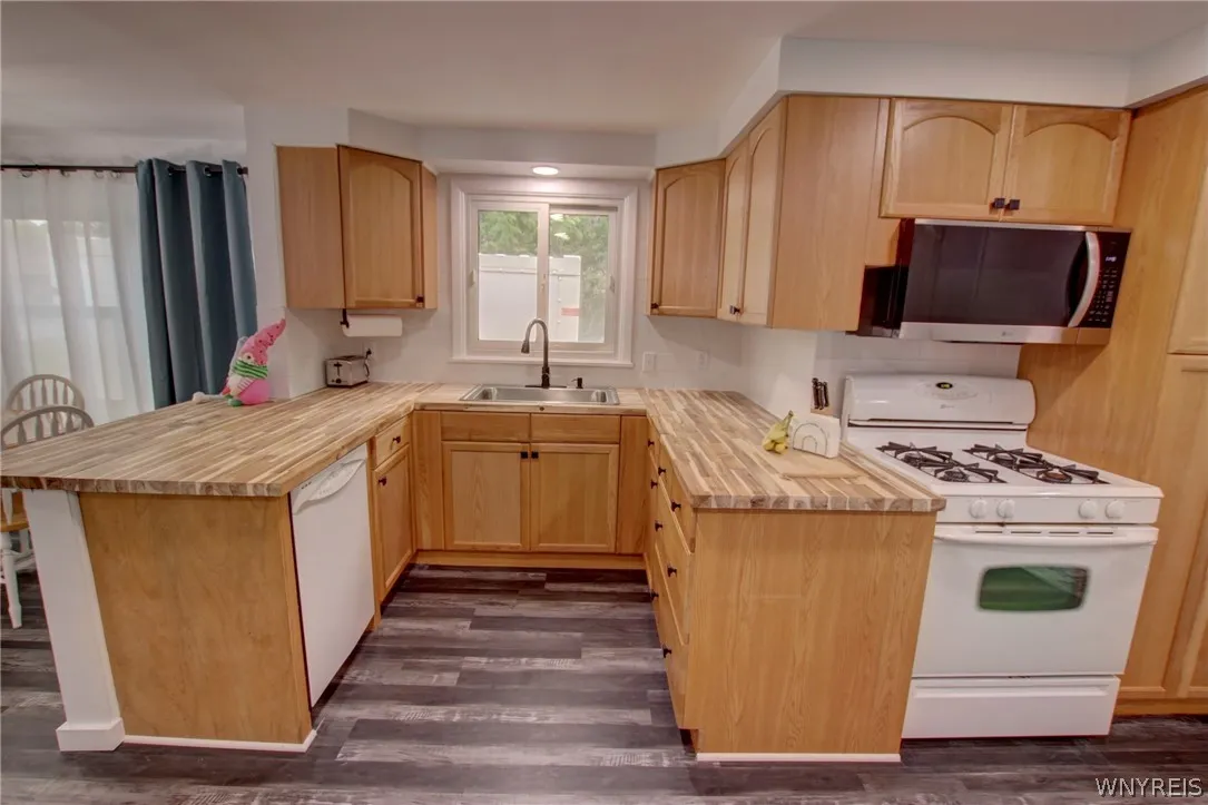 5365 Lake Avenue, Orchard Park, New York 14127, Orchard Park, New York 14127, 3 Bedrooms Bedrooms, 7 Rooms Rooms,1 BathroomBathrooms,Residential,For Sale,5365 Lake Avenue, Orchard Park, New York 14127,0,B1690182