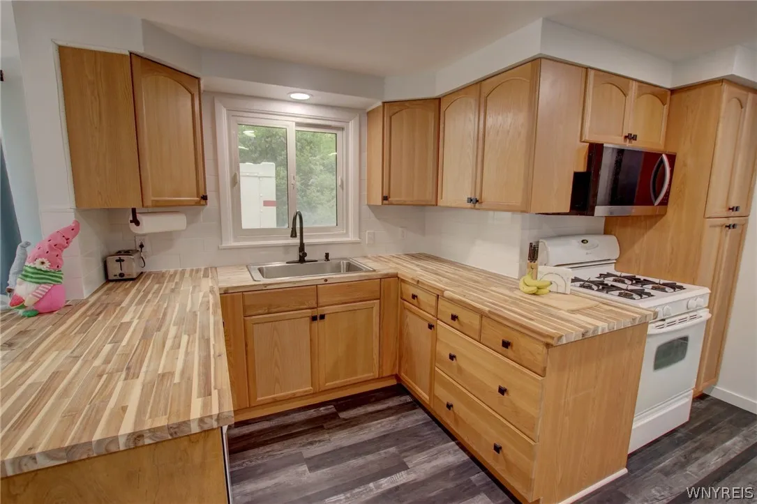 5365 Lake Avenue, Orchard Park, New York 14127, Orchard Park, New York 14127, 3 Bedrooms Bedrooms, 7 Rooms Rooms,1 BathroomBathrooms,Residential,For Sale,5365 Lake Avenue, Orchard Park, New York 14127,0,B1690182