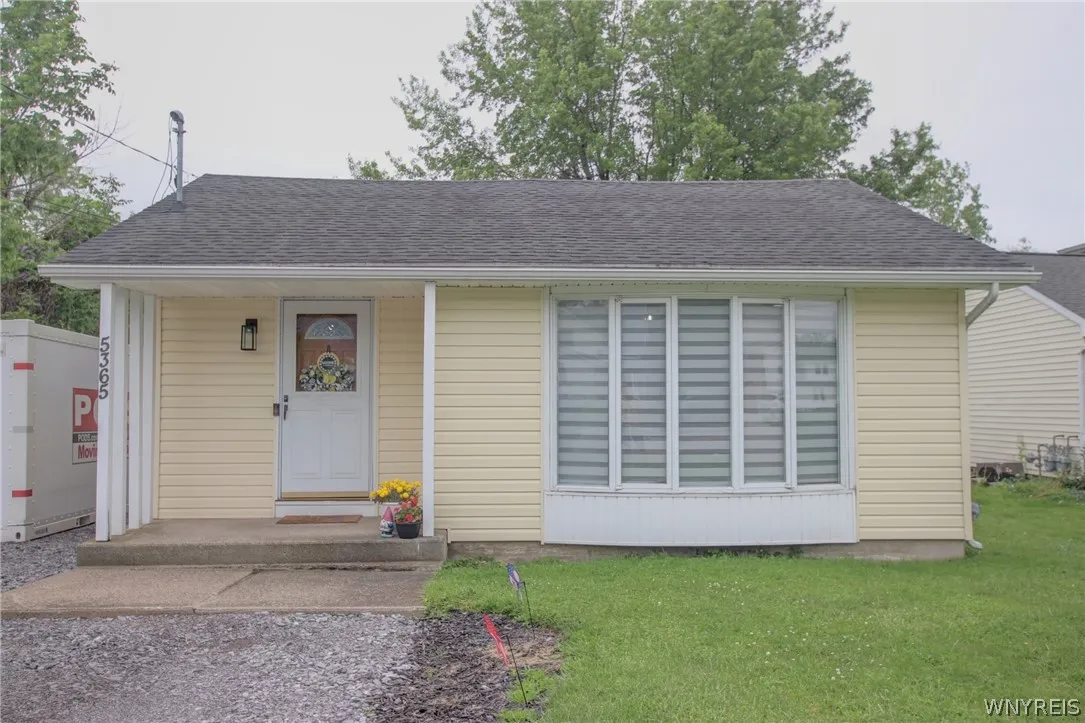 5365 Lake Avenue, Orchard Park, New York 14127, Orchard Park, New York 14127, 3 Bedrooms Bedrooms, 7 Rooms Rooms,1 BathroomBathrooms,Residential,For Sale,5365 Lake Avenue, Orchard Park, New York 14127,0,B1690182