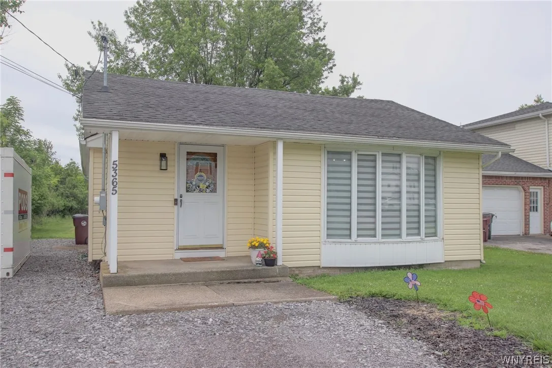 5365 Lake Avenue, Orchard Park, New York 14127, Orchard Park, New York 14127, 3 Bedrooms Bedrooms, 7 Rooms Rooms,1 BathroomBathrooms,Residential,For Sale,5365 Lake Avenue, Orchard Park, New York 14127,0,B1690182