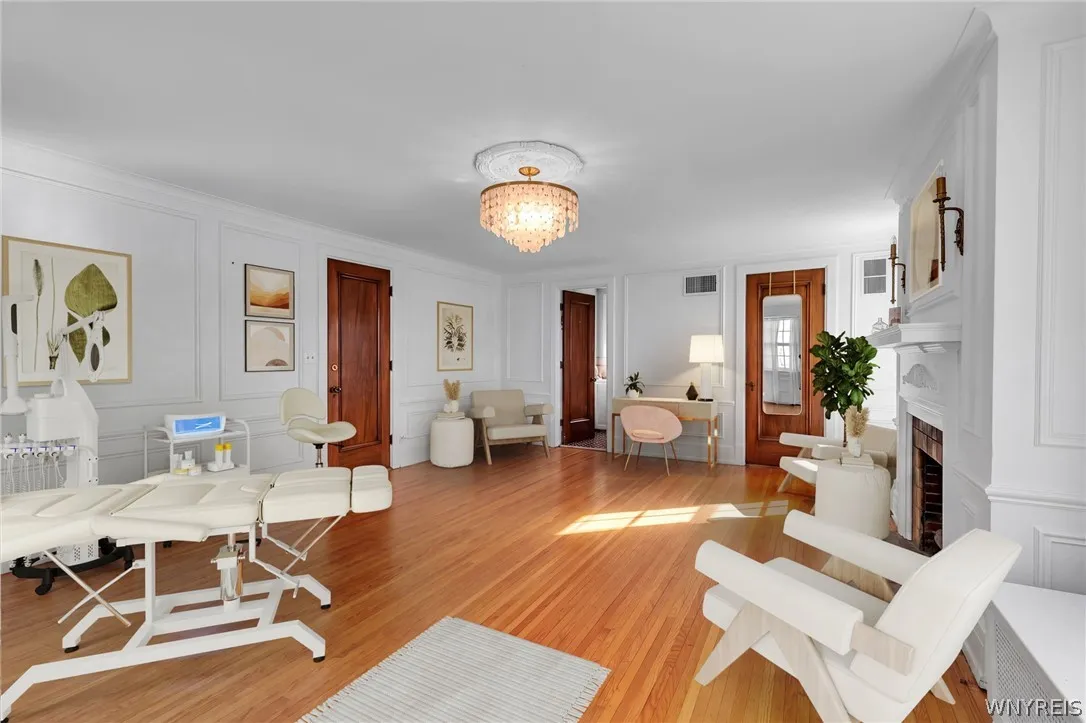 Photo with Virtual Staging