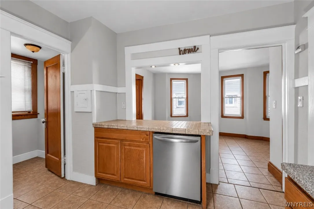 44 West Winspear Avenue S, Buffalo, New York 14214, Buffalo, New York 14214, 6 Bedrooms Bedrooms, 12 Rooms Rooms,3 BathroomsBathrooms,Residential,For Sale,44 West Winspear Avenue S, Buffalo, New York 14214,0,B1685015