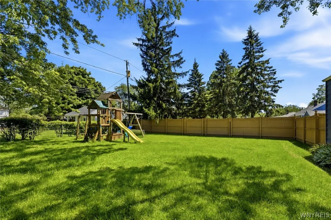 180 Royal Parkway West, Amherst, New York 14221, Amherst, New York 14221, 6 Bedrooms Bedrooms, 12 Rooms Rooms,3 BathroomsBathrooms,Residential,For Sale,180 Royal Parkway West, Amherst, New York 14221,0,B1689572
