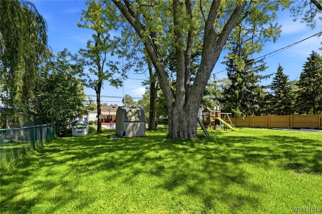 180 Royal Parkway West, Amherst, New York 14221, Amherst, New York 14221, 6 Bedrooms Bedrooms, 12 Rooms Rooms,3 BathroomsBathrooms,Residential,For Sale,180 Royal Parkway West, Amherst, New York 14221,0,B1689572
