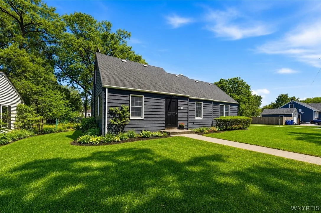 180 Royal Parkway West, Amherst, New York 14221, Amherst, New York 14221, 6 Bedrooms Bedrooms, 12 Rooms Rooms,3 BathroomsBathrooms,Residential,For Sale,180 Royal Parkway West, Amherst, New York 14221,0,B1689572