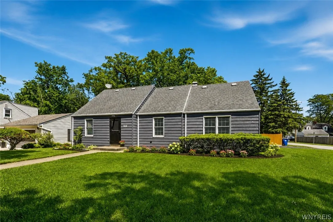 180 Royal Parkway West, Amherst, New York 14221, Amherst, New York 14221, 6 Bedrooms Bedrooms, 12 Rooms Rooms,3 BathroomsBathrooms,Residential,For Sale,180 Royal Parkway West, Amherst, New York 14221,0,B1689572