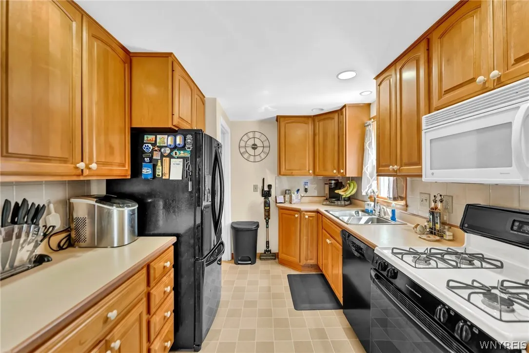 252 Royal Parkway East, Amherst, New York 14221, Amherst, New York 14221, 3 Bedrooms Bedrooms, 7 Rooms Rooms,1 BathroomBathrooms,Residential Lease,For Rent,252 Royal Parkway East, Amherst, New York 14221,0,B1692567