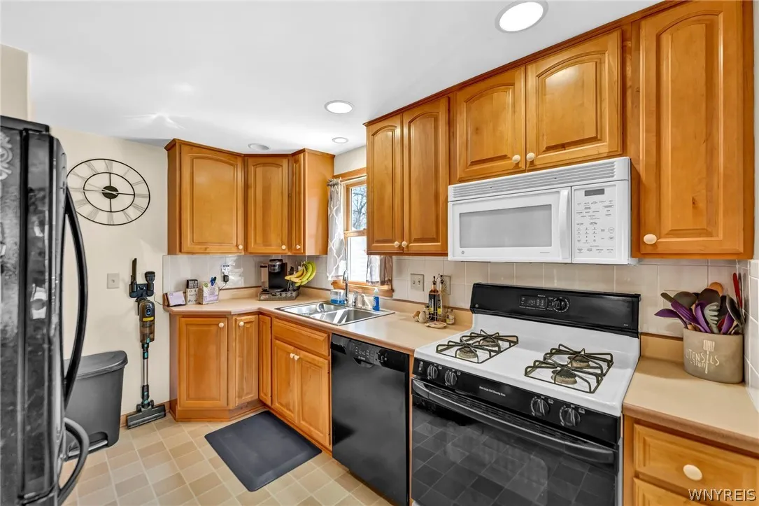 252 Royal Parkway East, Amherst, New York 14221, Amherst, New York 14221, 3 Bedrooms Bedrooms, 7 Rooms Rooms,1 BathroomBathrooms,Residential Lease,For Rent,252 Royal Parkway East, Amherst, New York 14221,0,B1692567