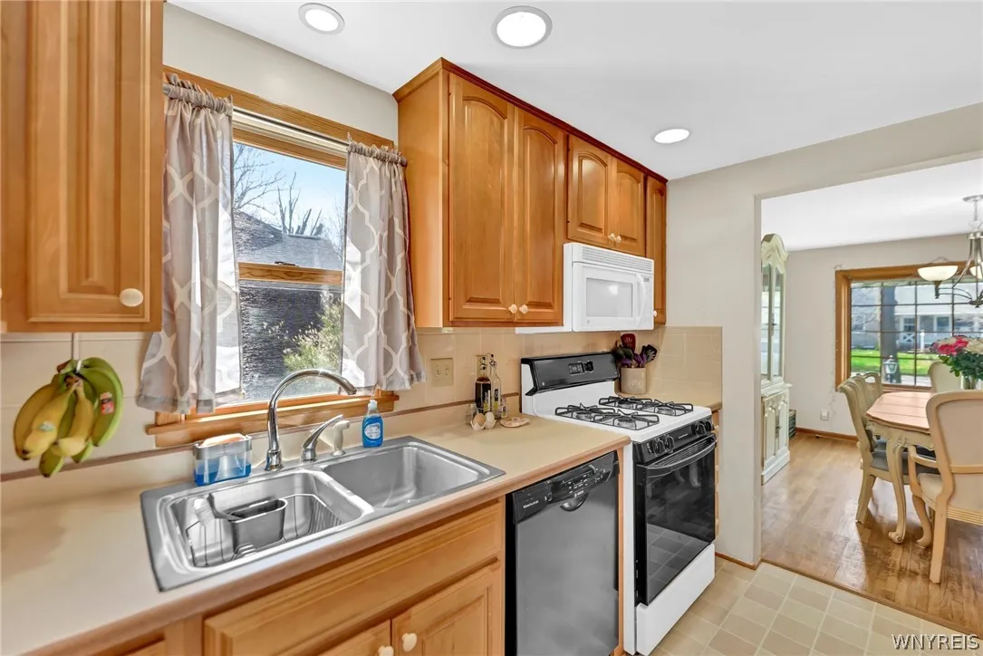 252 Royal Parkway East, Amherst, New York 14221, Amherst, New York 14221, 3 Bedrooms Bedrooms, 7 Rooms Rooms,1 BathroomBathrooms,Residential Lease,For Rent,252 Royal Parkway East, Amherst, New York 14221,0,B1692567