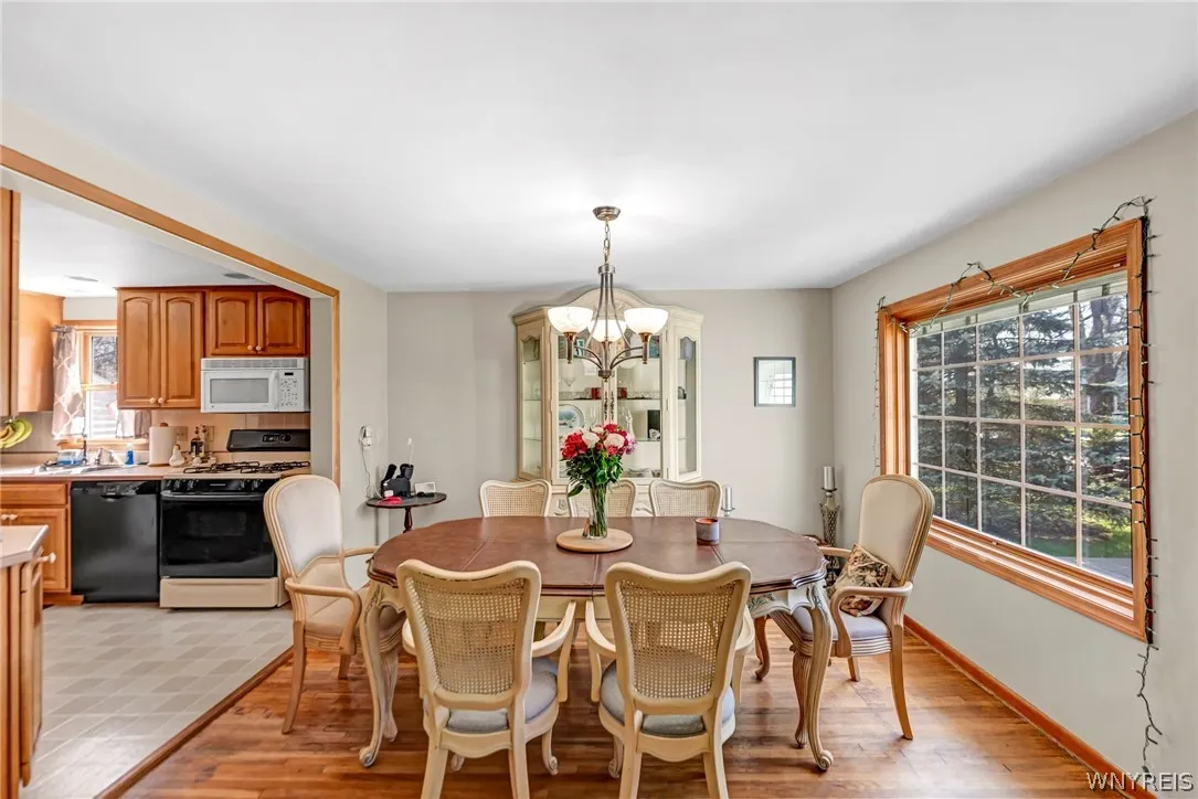 252 Royal Parkway East, Amherst, New York 14221, Amherst, New York 14221, 3 Bedrooms Bedrooms, 7 Rooms Rooms,1 BathroomBathrooms,Residential Lease,For Rent,252 Royal Parkway East, Amherst, New York 14221,0,B1692567