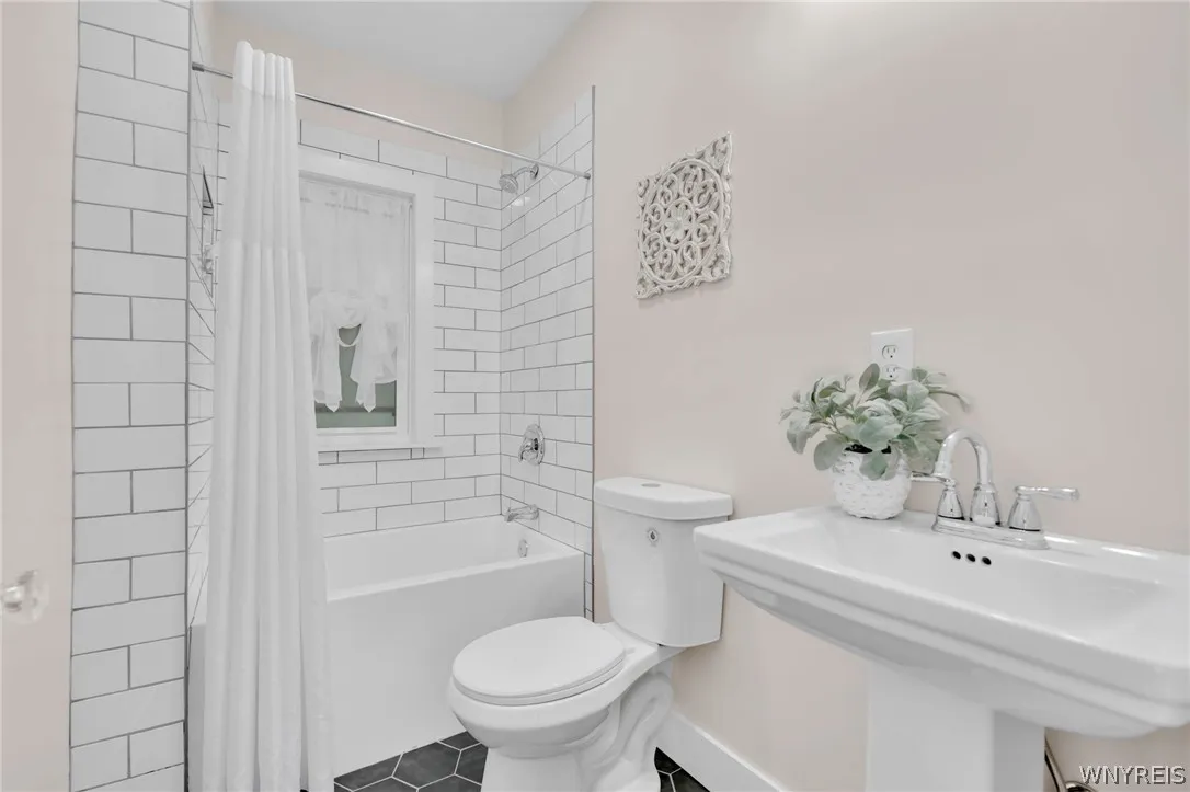 1097 Tonawanda Street, Buffalo, New York 14207, Buffalo, New York 14207, 4 Bedrooms Bedrooms, 12 Rooms Rooms,1 BathroomBathrooms,Residential Lease,For Rent,1097 Tonawanda Street, Buffalo, New York 14207,0,B1692692