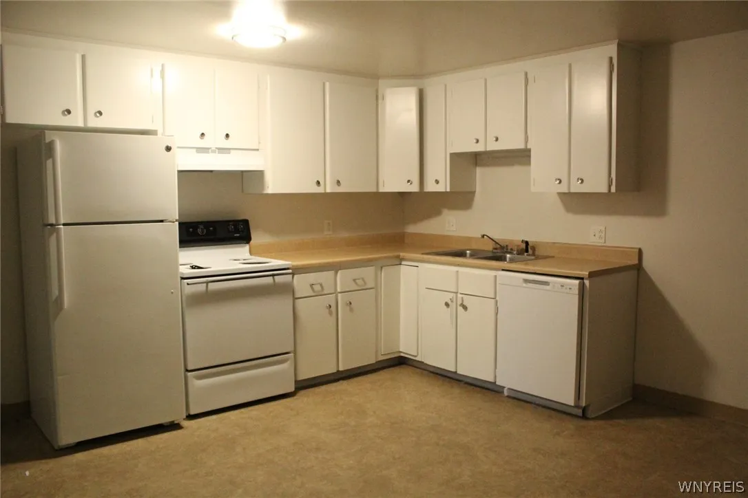 111 Sunshine Drive Left, Amherst, New York 14228, Amherst, New York 14228, 3 Bedrooms Bedrooms, 5 Rooms Rooms,1 BathroomBathrooms,Residential Lease,For Rent,111 Sunshine Drive Left, Amherst, New York 14228,0,B1692790
