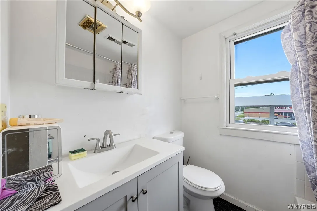 577 Ontario Street, Buffalo, New York 14207, Buffalo, New York 14207, 5 Bedrooms Bedrooms, ,2 BathroomsBathrooms,Residential,For Sale,577 Ontario Street, Buffalo, New York 14207,0,B1692446