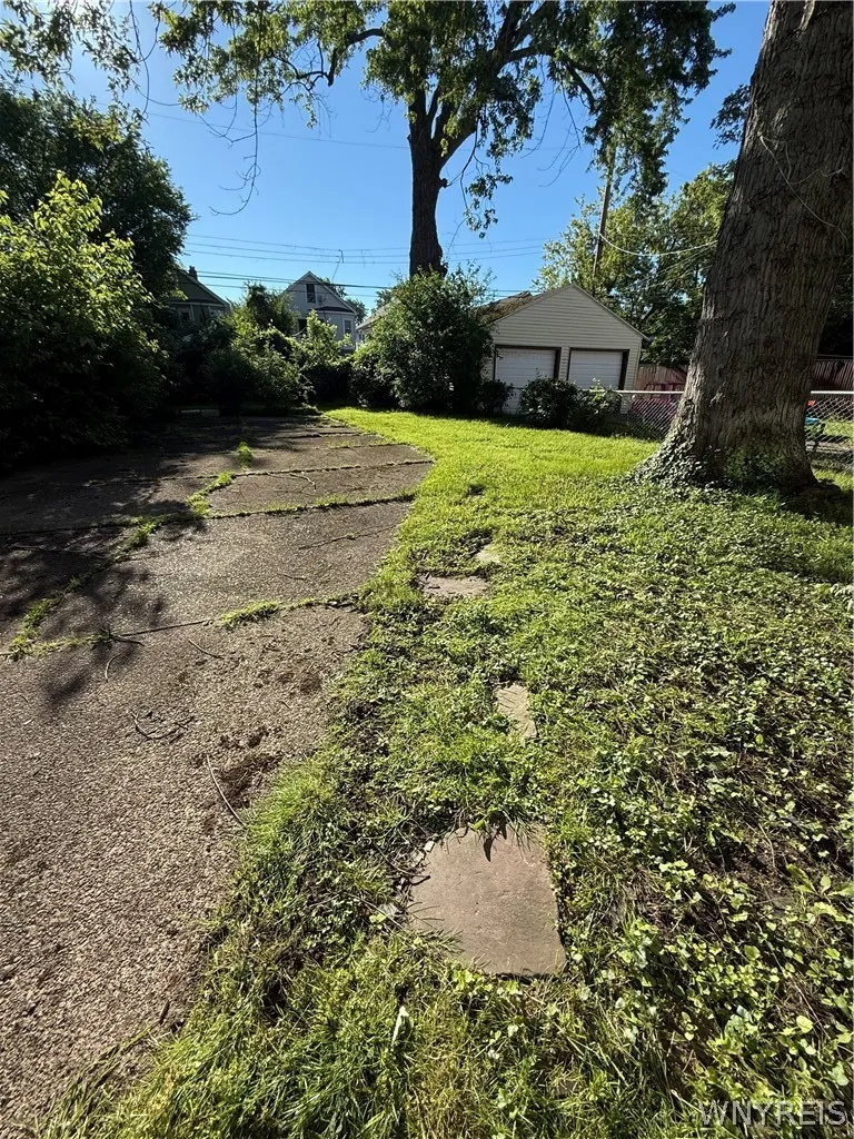 301 Crestwood Avenue Upper, Buffalo, New York 1421, Buffalo, New York 14216, 2 Bedrooms Bedrooms, 6 Rooms Rooms,1 BathroomBathrooms,Residential Lease,For Rent,301 Crestwood Avenue Upper, Buffalo, New York 1421,0,B1693294