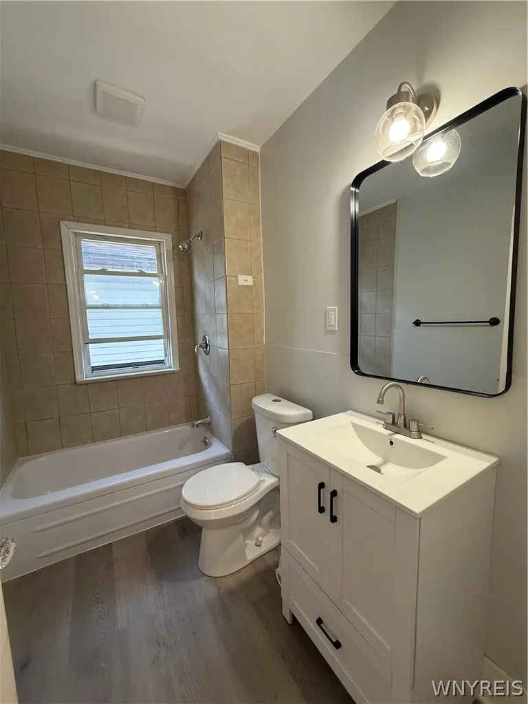 301 Crestwood Avenue Upper, Buffalo, New York 1421, Buffalo, New York 14216, 2 Bedrooms Bedrooms, 6 Rooms Rooms,1 BathroomBathrooms,Residential Lease,For Rent,301 Crestwood Avenue Upper, Buffalo, New York 1421,0,B1693294