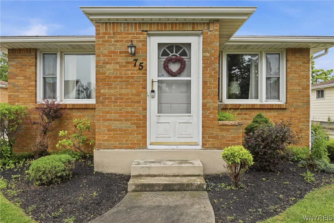75 Glenside Avenue, Tonawanda, New York 14223, Tonawanda, New York 14223, 3 Bedrooms Bedrooms, 8 Rooms Rooms,2 BathroomsBathrooms,Residential,For Sale,75 Glenside Avenue, Tonawanda, New York 14223,0,B1693314