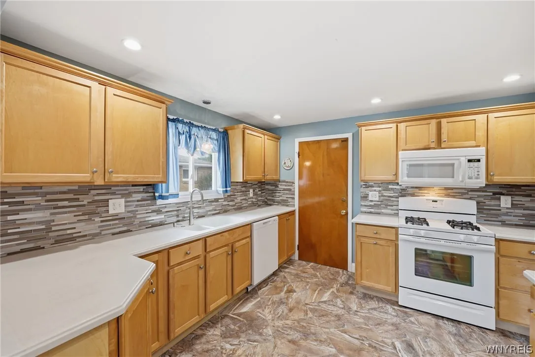 75 Glenside Avenue, Tonawanda, New York 14223, Tonawanda, New York 14223, 3 Bedrooms Bedrooms, 8 Rooms Rooms,2 BathroomsBathrooms,Residential,For Sale,75 Glenside Avenue, Tonawanda, New York 14223,0,B1693314