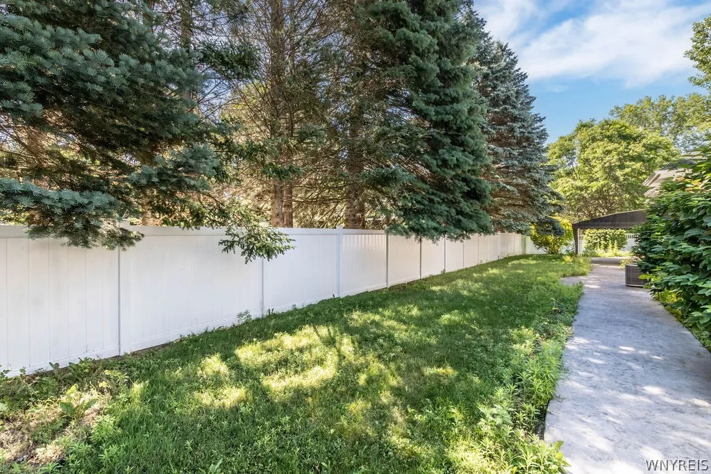 15 Brookshire Court, Amherst, New York 14051, Amherst, New York 14051, 3 Bedrooms Bedrooms, 7 Rooms Rooms,2 BathroomsBathrooms,Residential,For Sale,15 Brookshire Court, Amherst, New York 14051,0,B1693474