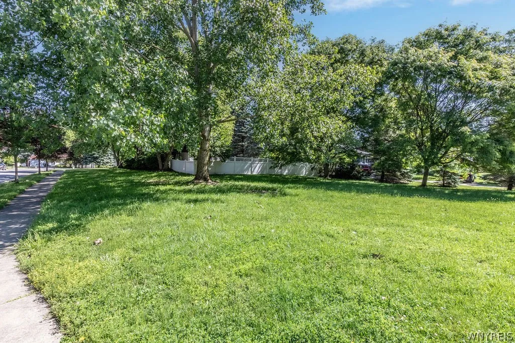 15 Brookshire Court, Amherst, New York 14051, Amherst, New York 14051, 3 Bedrooms Bedrooms, 7 Rooms Rooms,2 BathroomsBathrooms,Residential,For Sale,15 Brookshire Court, Amherst, New York 14051,0,B1693474