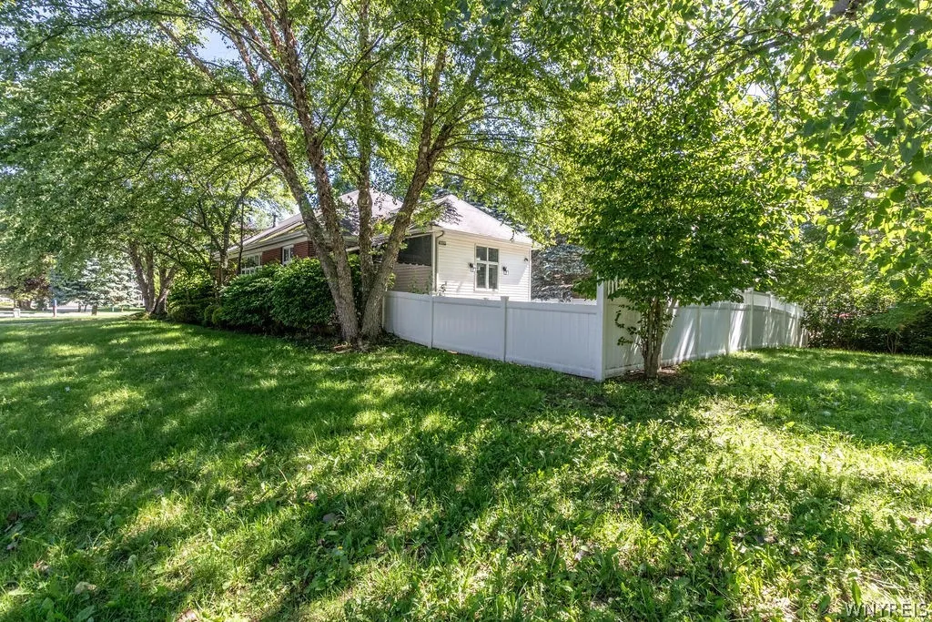 15 Brookshire Court, Amherst, New York 14051, Amherst, New York 14051, 3 Bedrooms Bedrooms, 7 Rooms Rooms,2 BathroomsBathrooms,Residential,For Sale,15 Brookshire Court, Amherst, New York 14051,0,B1693474