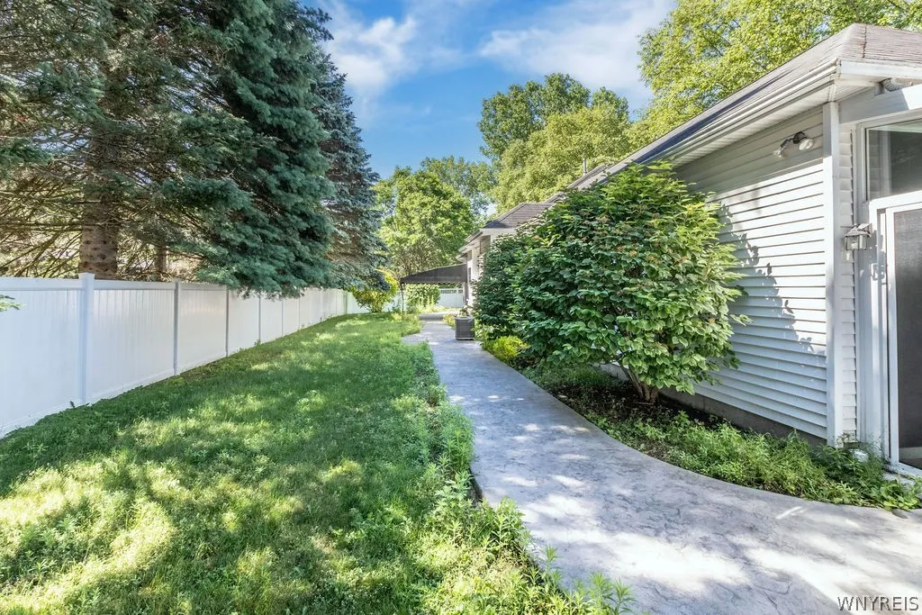 15 Brookshire Court, Amherst, New York 14051, Amherst, New York 14051, 3 Bedrooms Bedrooms, 7 Rooms Rooms,2 BathroomsBathrooms,Residential,For Sale,15 Brookshire Court, Amherst, New York 14051,0,B1693474