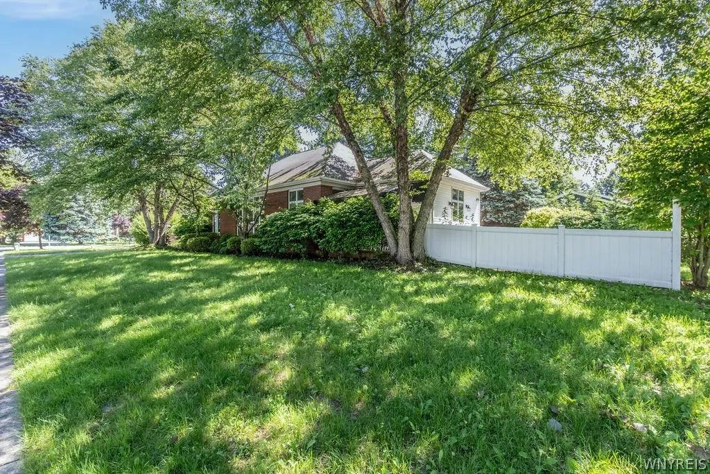 15 Brookshire Court, Amherst, New York 14051, Amherst, New York 14051, 3 Bedrooms Bedrooms, 7 Rooms Rooms,2 BathroomsBathrooms,Residential,For Sale,15 Brookshire Court, Amherst, New York 14051,0,B1693474