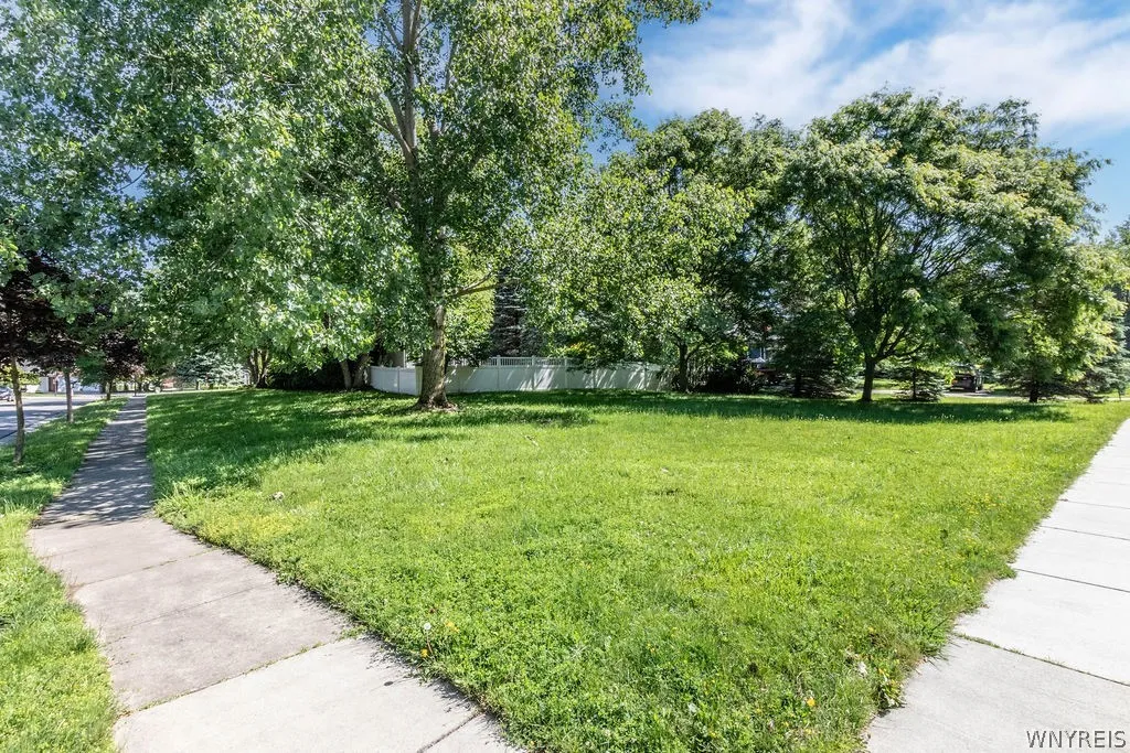 15 Brookshire Court, Amherst, New York 14051, Amherst, New York 14051, 3 Bedrooms Bedrooms, 7 Rooms Rooms,2 BathroomsBathrooms,Residential,For Sale,15 Brookshire Court, Amherst, New York 14051,0,B1693474