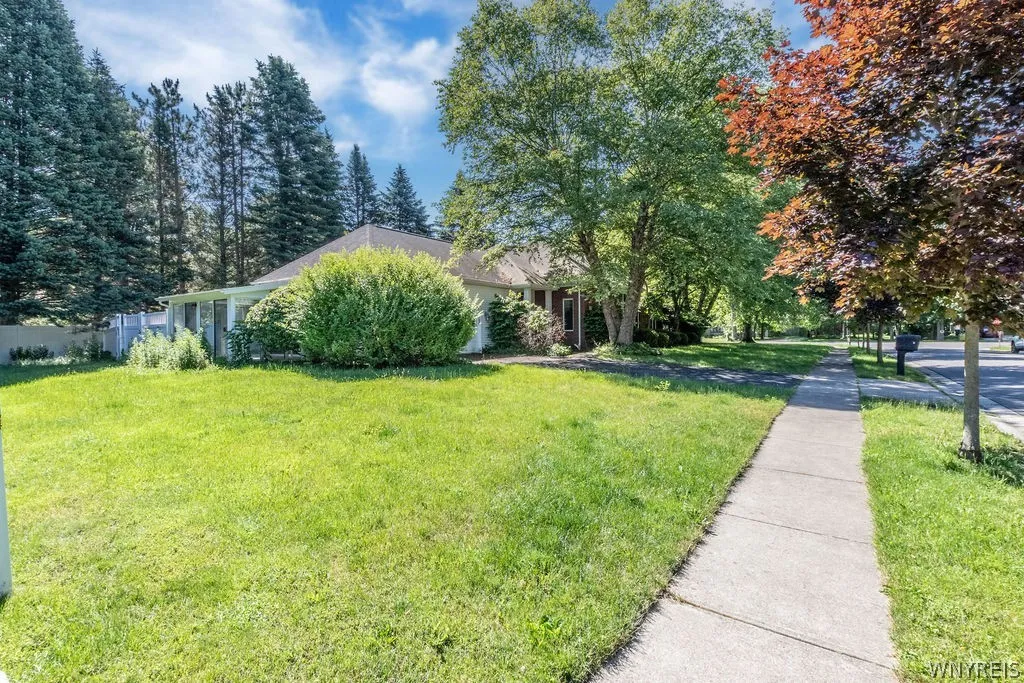 15 Brookshire Court, Amherst, New York 14051, Amherst, New York 14051, 3 Bedrooms Bedrooms, 7 Rooms Rooms,2 BathroomsBathrooms,Residential,For Sale,15 Brookshire Court, Amherst, New York 14051,0,B1693474