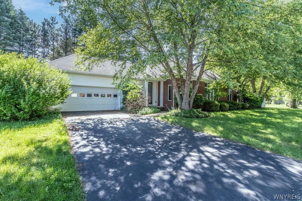 15 Brookshire Court, Amherst, New York 14051, Amherst, New York 14051, 3 Bedrooms Bedrooms, 7 Rooms Rooms,2 BathroomsBathrooms,Residential,For Sale,15 Brookshire Court, Amherst, New York 14051,0,B1693474