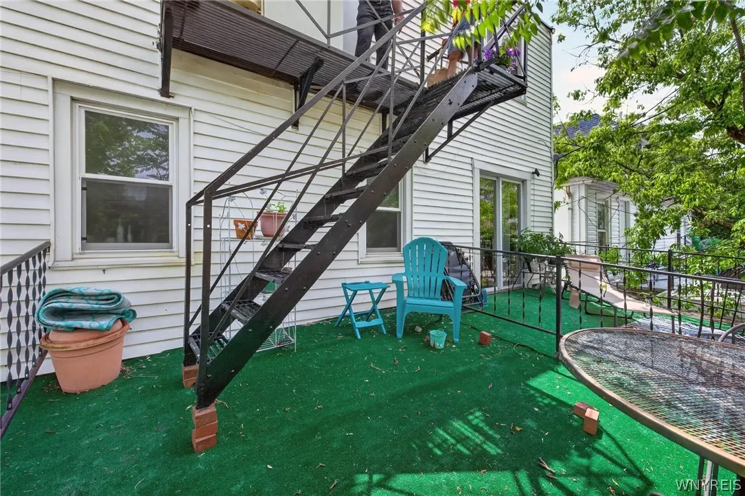 APT PATIO AREA